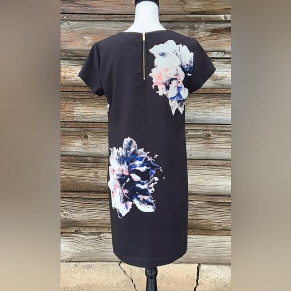VINCE CAMUTO ~ Black Shift Dress with Bold Floral Graphic Print ~ Size 6 - Picture 3 of 4